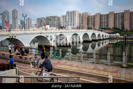 Hong Kong. Chine- 02.16.2025. Le pont Lek Yuen, un pont piétonnier de style ancien enjambant la rivière Shing Mun à Shatin, dans les nouveaux Territoires. Banque D'Images