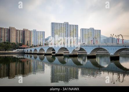 Hong Kong. Chine- 02.16.2025. Le pont Lek Yuen, un pont piétonnier de style ancien enjambant la rivière Shing Mun à Shatin, dans les nouveaux Territoires. Banque D'Images