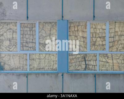 Héritage reflété – mur de pierre jaune en verre Banque D'Images