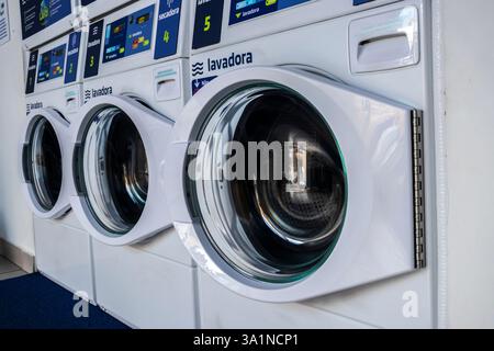 Marilia, Sao Paulo, Brésil, 31 janvier 2025. Rangée de machines à laver et sèche-linge à l'intérieur du self-service de blanchisserie dans la ville de Marilia Banque D'Images