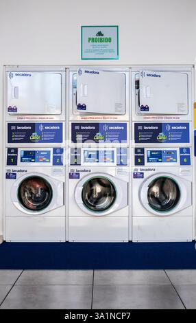 Marilia, Sao Paulo, Brésil, 31 janvier 2025. Rangée de machines à laver et sèche-linge à l'intérieur du self-service de blanchisserie dans la ville de Marilia Banque D'Images