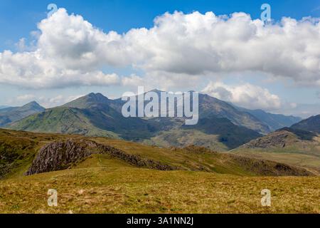 Des nuages se forment au sommet de Yr Wyddfa (Snowdon), vu des flancs inférieurs de Moel Siabod. Eryri (parc national de Snowdonia) Banque D'Images
