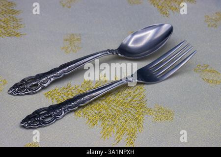Cuillère et fourchette sur une nappe Banque D'Images