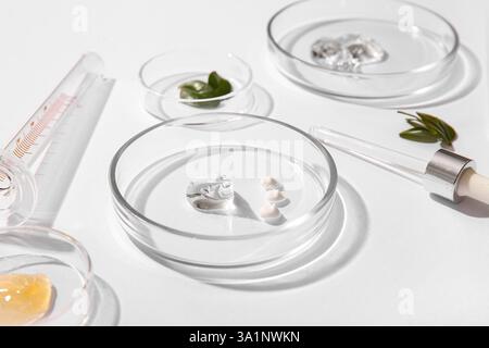 Boîtes de Petri avec des échantillons de produits cosmétiques naturels sur fond clair Banque D'Images