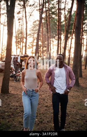 Couple multiracial. Groupe d'amis sont ensemble dans la forêt. Banque D'Images
