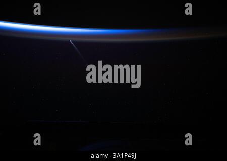 Comète C/2023 A3 (Tsuchinshan-ATLAS) à environ 44 millions de miles de la Terre sur cette photographie de la Station spatiale internationale alors qu'elle orbite à 272 miles au-dessus de la Terre Banque D'Images