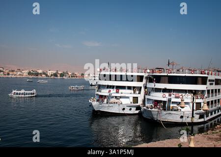 River Boat Taxi et Tour Boats sur le Nil à Louxor. Banque D'Images