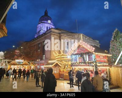 Foules de gens à un marché de Noël dans le centre-ville de Nottingham. Banque D'Images