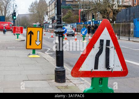 Panneaux d'avertissement à côté des travaux routiers sur Haverstock Hill, Londres, Royaume-Uni Banque D'Images