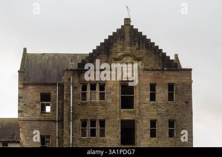 Hôpital Hartwood, asile psychiatrique abandonné. Regardez la façade et les caractéristiques architecturales du bâtiment abandonné de style baronial, Shotts, Écosse. Banque D'Images
