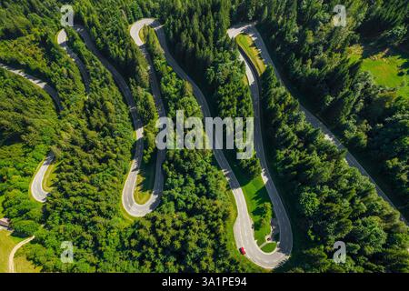 Vue aérienne d'une route de montagne sinueuse dans les Alpes Kamnik-Savinja, Slovénie Banque D'Images