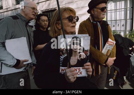 Manifestation de solidarité de la Journée des femmes à l'ambassade de Chine à Londres les manifestants se rassemblent devant l'ambassade de Chine à Londres pour exiger la libération des prisonnières politiques en Chine et à Hong Kong. Organisée par Workers Against the PCC, Hong Kong Labour Rights Monitor, Taiwan Democracy, Democracy for Hong Kong D4HK et Womens Fightback, la manifestation met en lumière l'emprisonnement de militants tels que Winnie Yu, Carol Ng, Chow Hang Tung, Huang Xueqin et Rahile Dawut. Les conférenciers de divers groupes de défense condamnent la persécution des femmes qui luttent pour la démocratie, les droits du travail et le genre Banque D'Images