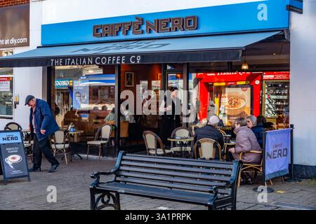Les gens s'assoient et boivent un café à l'extérieur de Caffe Nero à Staines-upon-Thames dans le Surrey, au Royaume-Uni. Banque D'Images