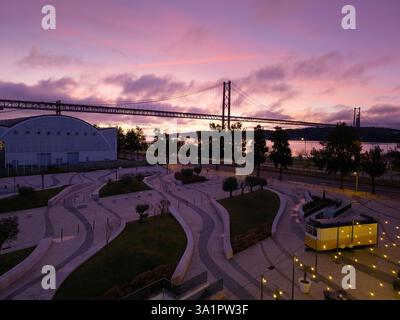 Une vue colorée de l'aube du pont 25 de Abril de Lisbonne Banque D'Images