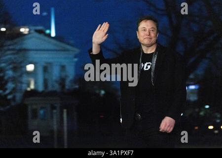 Washington, États-Unis. 09 mars 2025. Elon Musk traverse la pelouse sud après être descendu de Marine One à la Maison Blanche à Washington, DC le 9 mars 2025. Le président Trump revient d’un week-end chez lui en Floride. Photo de Shawn Thew/UPI crédit : UPI/Alamy Live News Banque D'Images