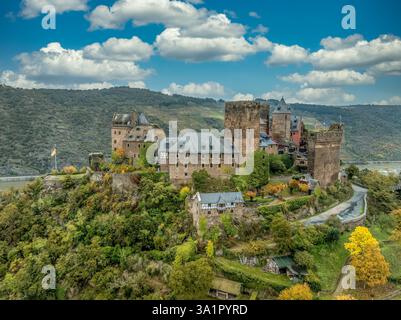 Vue aérienne du château de Schonburg au-dessus du Rhin et Oberwesel avec palais gothique restauré et tours Banque D'Images