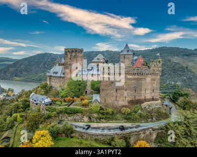 Vue aérienne du château de Schonburg au-dessus du Rhin et Oberwesel avec palais gothique restauré et tours Banque D'Images