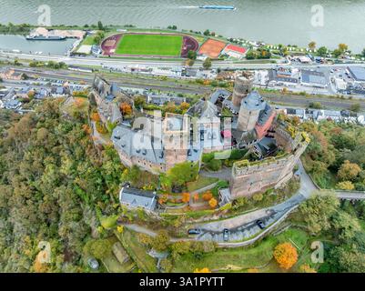 Vue aérienne au sol du château de Schonburg au-dessus du Rhin et Oberwesel avec palais gothique restauré Banque D'Images