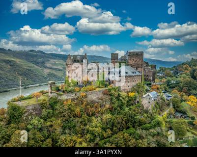 Vue aérienne du château de Schonburg au-dessus du Rhin et Oberwesel avec palais gothique restauré et tours Banque D'Images