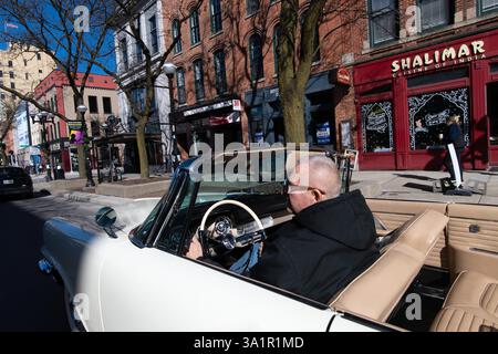 Ann Arbor, Michigan, États-Unis. 9 mars 2025. Un homme navigue dans une voiture classique sur main Street à Ann Arbor, Michigan le 9 mars 2025. (Crédit image : © Mark Bialek/ZUMA Press Wire) USAGE ÉDITORIAL SEULEMENT! Non destiné à UN USAGE commercial ! Banque D'Images