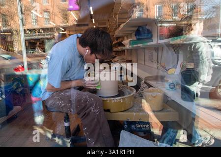 Ann Arbor, Michigan, États-Unis. 9 mars 2025. Un gars fait de la poterie au Ann Arbor Art Center dans le centre-ville d'Ann Arbor le 9 mars 2025. (Crédit image : © Mark Bialek/ZUMA Press Wire) USAGE ÉDITORIAL SEULEMENT! Non destiné à UN USAGE commercial ! Banque D'Images