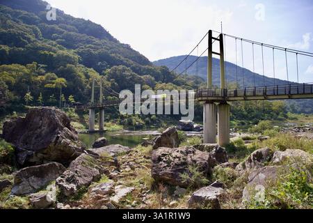 Comté de Sunchang, Corée du Sud - 4 octobre 2021 : le pont suspendu de Janggunmok enjambe la rivière Seomjin, entouré de formations rocheuses accidentées et de lus Banque D'Images