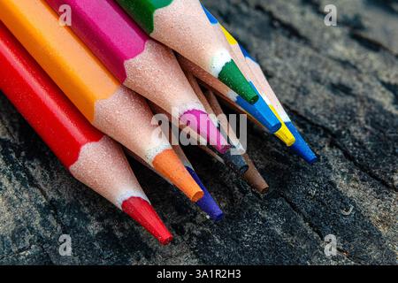 Gros plan de crayons colorés avec texture poussiéreuse. Crayons multicolores en gros plan vue macro Banque D'Images