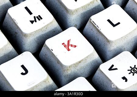 Clavier rétro avec bouton K de couleur rouge. Clavier de touches K en macro gros plan Banque D'Images