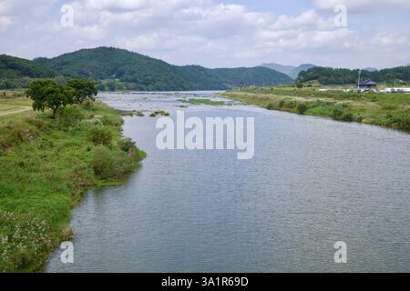 Comté de Sunchang, Corée du Sud - 4 octobre 2021 : la rivière Seomjin coule doucement à travers un cadre verdoyant luxuriant, avec des collines ondoyantes et des fermes dispersées Banque D'Images