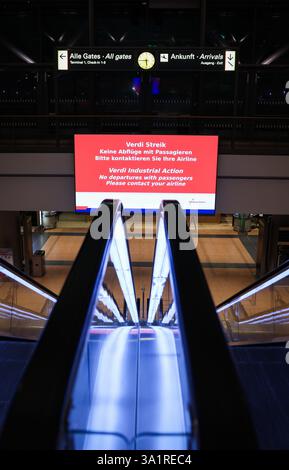 Hambourg, Allemagne. 10 mars 2025. Des informations sur la grève d'avertissement peuvent être vues sur un écran dans le terminal 2 de l'aéroport de Hambourg. Le syndicat Verdi a appelé les employés du secteur public et des services d'assistance en escale à faire une grève d'avertissement de 24 heures lundi dans onze aéroports. Crédit : Christian Charisius/dpa/Alamy Live News Banque D'Images