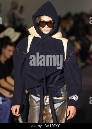 Paris, France. 09 mars 2025. Un mannequin marche sur la piste lors du salon Ottolinger Fomenswear automne/hiver 2025-2026 dans le cadre de la semaine de la mode de Paris au 13 rue de Santeuil le 09 mars 2025 à Paris, France. Photo Alain-gil Gonzalez/ABACAPRESS. COM Credit : Abaca Press/Alamy Live News Banque D'Images