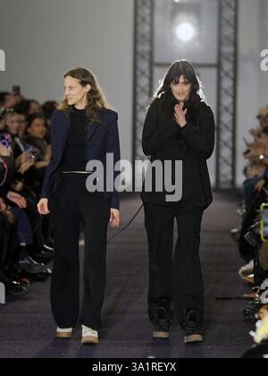 Paris, France. 09 mars 2025. Un mannequin marche sur la piste lors du salon Ottolinger Fomenswear automne/hiver 2025-2026 dans le cadre de la semaine de la mode de Paris au 13 rue de Santeuil le 09 mars 2025 à Paris, France. Photo Alain-gil Gonzalez/ABACAPRESS. COM Credit : Abaca Press/Alamy Live News Banque D'Images