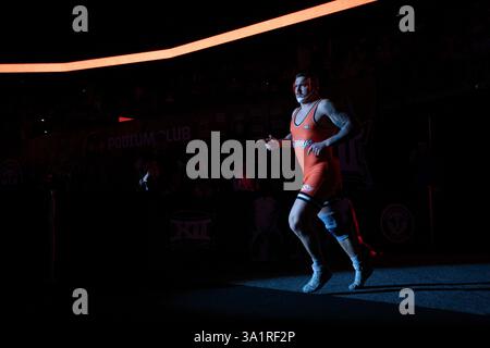 Tulsa, Oklahoma, États-Unis. 10 mars 2025. WYATT HENDRICKSON de l'État d'Oklahoma sort pour son match de finale de 285 lb lors de la quatrième session des championnats de la Big 12 Wrestling 2025 au BOK Center à Tulsa, Oklahoma. (Crédit image : © Daniel McGregor-Huyer/ZUMA Press Wire) USAGE ÉDITORIAL SEULEMENT! Non destiné à UN USAGE commercial ! Banque D'Images
