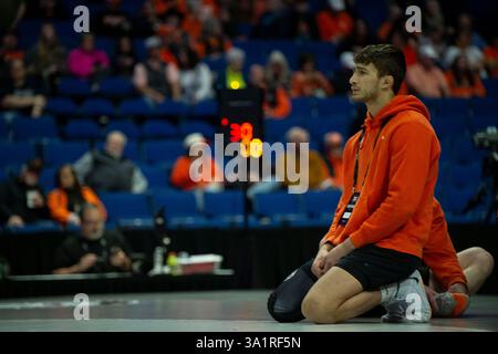Tulsa, Oklahoma, États-Unis. 10 mars 2025. LE DOYEN HAMITI de l'État d'Oklahoma se réchauffe avant la quatrième session des championnats de la Big 12 Wrestling 2025 au BOK Center à Tulsa, Oklahoma. (Crédit image : © Daniel McGregor-Huyer/ZUMA Press Wire) USAGE ÉDITORIAL SEULEMENT! Non destiné à UN USAGE commercial ! Banque D'Images