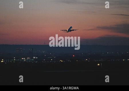 Verdi-Warnstreik, Ein Flugzeug hebt hinter dem Flughafen Stuttgart ab. Die Gewerkschaft Verdi Hat die Beschäftigten des öffentlichen Dienstes und der Bodenverkehrsdienste für Montag zu einem 24-stündigen Warnstreik an Elf Flughäfen aufgerufen. Stuttgart Baden-Württemberg Deutschland Stuttgart *** Verdi grève d'avertissement, Un avion décolle derrière l'aéroport de Stuttgart le syndicat Verdi a appelé les travailleurs des services publics et de l'assistance en escale à se mettre en grève d'avertissement de 24 heures lundi dans onze aéroports Stuttgart Baden Württemberg Allemagne Stuttgart Copyright : x xonw-imagesx/xMariusxBullingx Banque D'Images