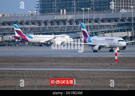 Verdi-Warnstreik, Flugzeuge parken am frühen Morgen am Terminalgebäude des Flughafen Stuttgart. Die Gewerkschaft Verdi Hat die Beschäftigten des öffentlichen Dienstes und der Bodenverkehrsdienste für Montag zu einem 24-stündigen Warnstreik an Elf Flughäfen aufgerufen. Stuttgart Baden-Württemberg Deutschland Stuttgart *** grève d'avertissement de Verdi, avions stationnés au terminal de l'aéroport de Stuttgart en début de matinée, le syndicat Verdi a appelé les employés des services publics et de l'assistance en escale à une grève d'avertissement de 24 heures dans onze aéroports de Stuttgart Baden Württemberg German lundi Banque D'Images