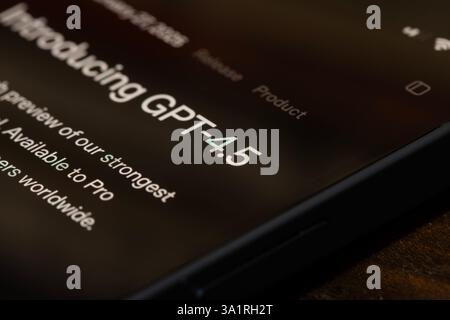 Introduction à GPT-4,5 (nom de code Orion), le plus grand modèle d'OpenAI à ce jour, est vu sur son site web d'entreprise sur un iPhone, le dimanche 9 mars 2025. Banque D'Images