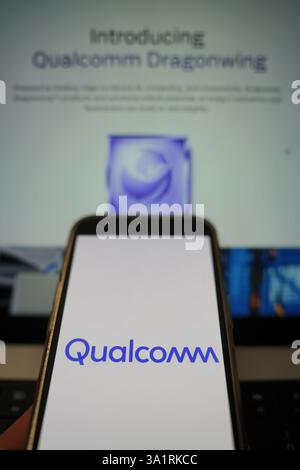 Roosendaal, pays-Bas - 10 mars 2025 : un téléphone portable arborant le logo de Qualcomm et le site Web de la société montrant le produit Dragonwing Banque D'Images