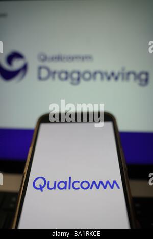 Roosendaal, pays-Bas - 10 mars 2025 : un téléphone portable arborant le logo de Qualcomm et le site Web de la société montrant le produit Dragonwing Banque D'Images