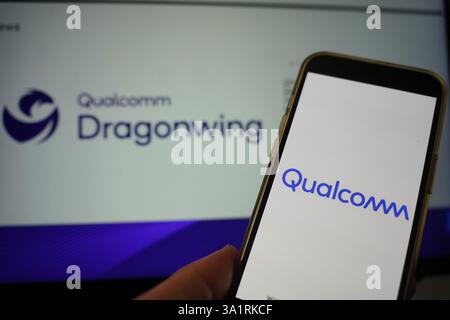 Roosendaal, pays-Bas - 10 mars 2025 : un téléphone portable arborant le logo de Qualcomm et le site Web de la société montrant le produit Dragonwing Banque D'Images