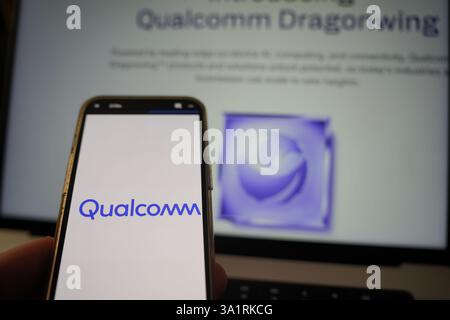 Roosendaal, pays-Bas - 10 mars 2025 : un téléphone portable arborant le logo de Qualcomm et le site Web de la société montrant le produit Dragonwing Banque D'Images