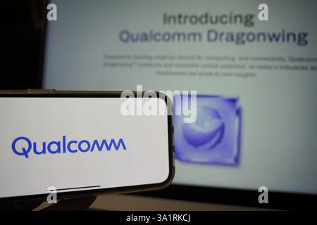 Roosendaal, pays-Bas - 10 mars 2025 : un téléphone portable arborant le logo de Qualcomm et le site Web de la société montrant le produit Dragonwing Banque D'Images