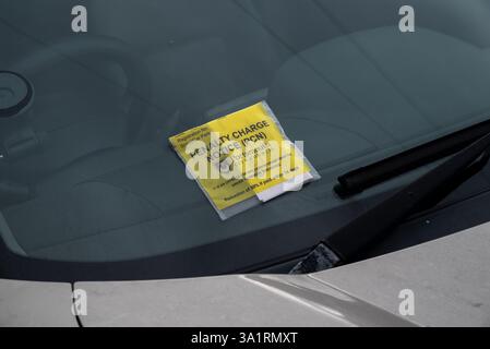 Avis de pénalité ou PCN émis à un conducteur par un agent de la circulation du conseil municipal de Portsmouth. Mars 2025. Banque D'Images