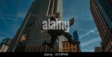 Homme d'affaires sautant dans la rue. Saut suivant et étapes. Concept d'ambitions commerciales. Stratégie de réussite de l'entreprise. Développement de la croissance créative Banque D'Images