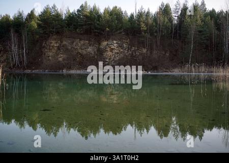 lac profond avec de l'eau propre verte dans la forêt et les rochers. miroir des arbres dans l'eau Banque D'Images