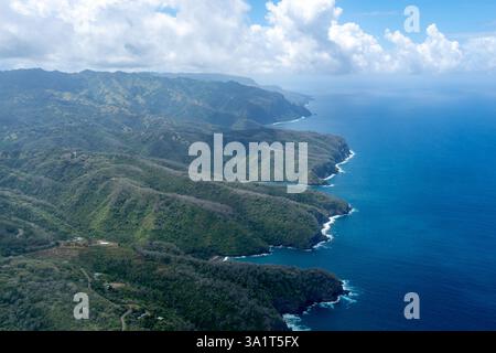 Vue aérienne époustouflante de Hiva Oa dans les îles Marquises, Polynésie française, avec des côtes accidentées, des eaux turquoises, des falaises spectaculaires, et lush Banque D'Images