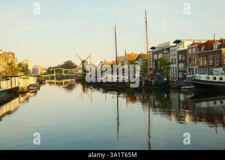 Vue panoramique de vieilles maisons hollandaises le long du canal au lever du soleil Banque D'Images
