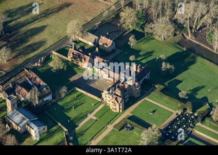 Ashby St Ledgers Manoir et jardin clos de circa 1700, West Northamptonshire, 2022. De 1375 à 1611, Ashby Manor House était la maison de la famille Catesby. En 1605, Robert Catesby et ses collègues conspirateurs, dont Guy Fawkes, se rassemblèrent dans la porte du manoir et conspirèrent pour assassiner le roi Jacques Ier et ses courtisans en faisant sauter les chambres du Parlement dans l'un des actes de trahison les plus notoires d'Angleterre, le complot de la poudre à canon. Banque D'Images