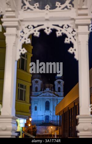 La Colonnade du marché en bois richement sculpté à Karlovy Vary, Carlsbad, ancienne ville thermale historique avec des sources thermales dans la région de Bohême occidentale de la République tchèque Banque D'Images