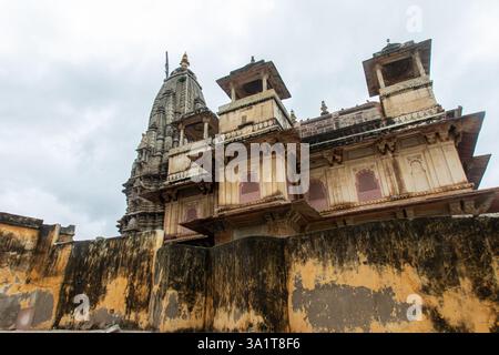 Jaipur, Rajasthan, Inde - 8-17-2022 : Shri Jagat Shiromani Ji Temple, temple hindou historique sous Amber Fort, sculptures complexes, site spirituel et Banque D'Images